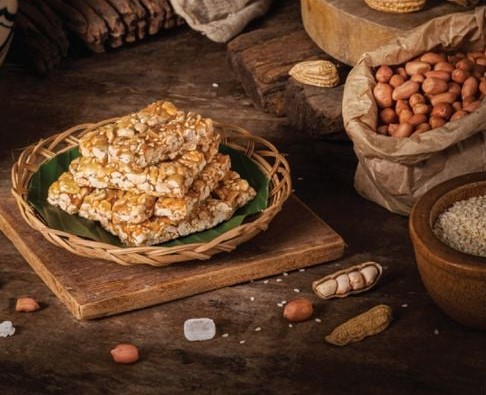  CRUNCH-FILLED SESAME BITES - Image 2